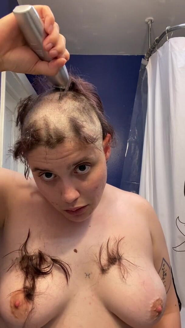 Adama Daat: Děvka bez chlupů: úplně plešatá a bez kondomu s fetišským vlastním...