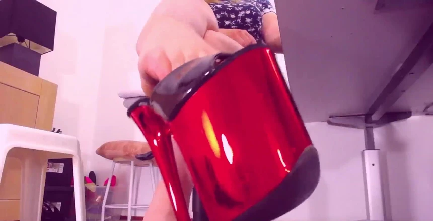 Nylon fetish 4u: 俺の机の下に潜り込むんだ、ビッチ!私のためにあなたの舌を準備してくださいあなたの舌は常に準備ができているはずです