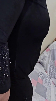 털이 무성한 겨드랑이를 보여주기 위해 무슬림 여성을 설득하는 미국남자