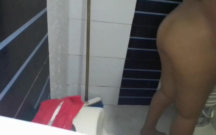 Sexysweet0455: Pantat bahenol cewek sange ini lagi asik muasin memeknya pakai...