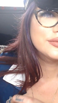 Big Tit MILF Busty Cop Cosplay z Ogromnym Dildo