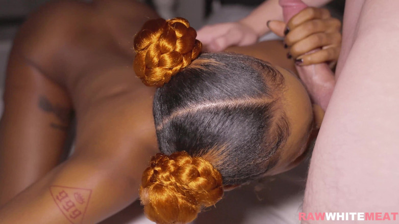 Raw White Meat: Une belle bombasse africaine squirte pour une bite blanche
