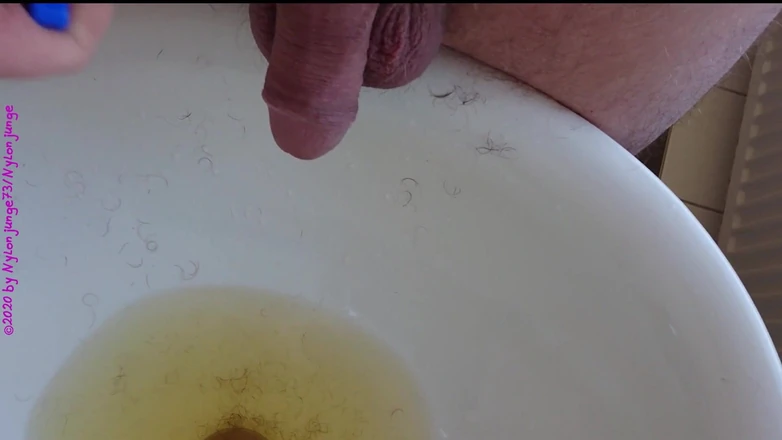 Carmen_Nylonjunge: 小便で陰毛をトリミング
