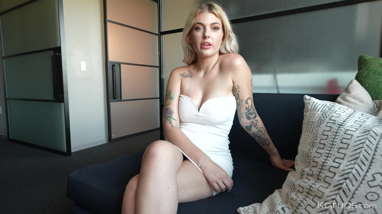 Karups POV: Une blonde sexy se fait étirer la chatte pendant que son...