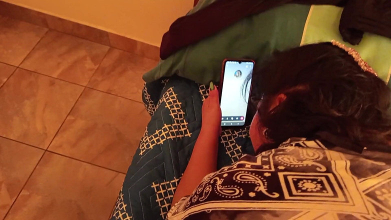 Moo DBOXXX: Tramposa cristiana madura, su marido la llama por teléfono mientras...