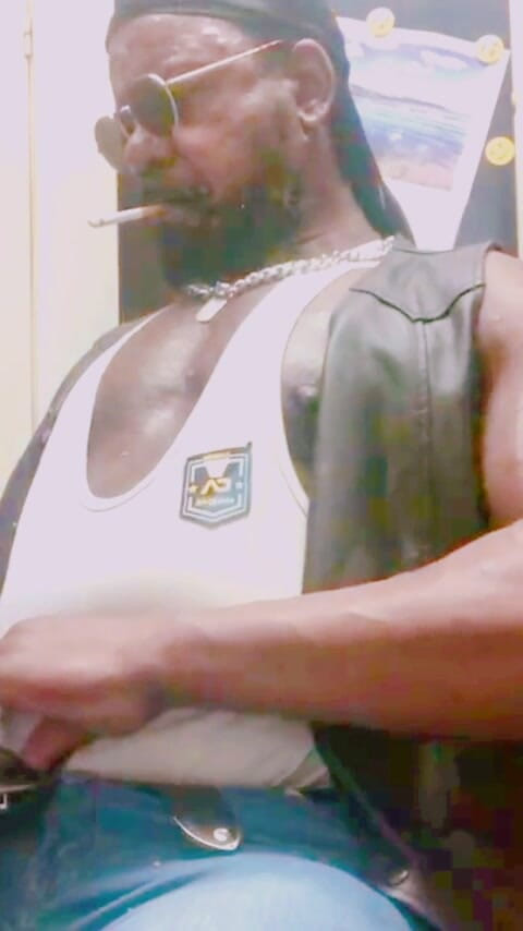 Black smoking muscle stepdad: Muskel-hengst, Jeansstiefel Rauchen, Solo-tittenfick