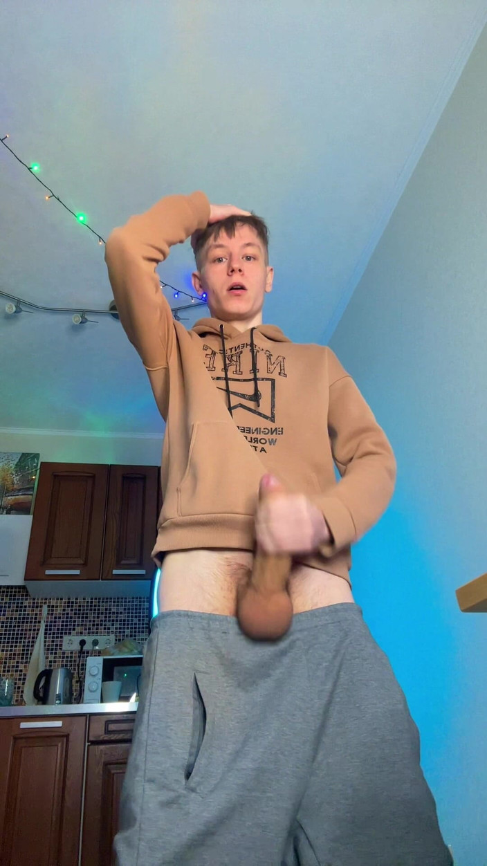 Morflot24: 驚くほど大きなペニスを持つ痩せた少年の巨大な射精