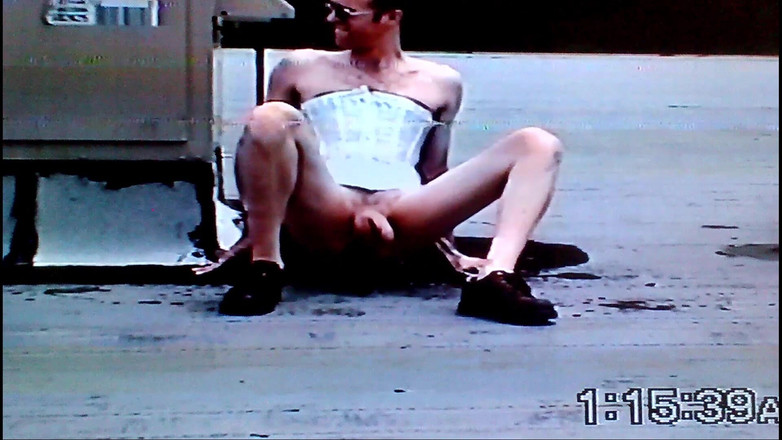 Jon Screcrow: Crossdresser Cavalgando Um Vibrador Gigante Na Parte Superior Do Telhado