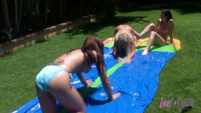 Lez Mates: मोटी राक्षसी डिल्डो तीन कामुक कॉलेज लड़कियों को खुश करती है