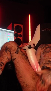 Ftm Muzyk XXX Skips wypełnia swoją różową cipkę nadmiernymi dildami w jego studio nagrań