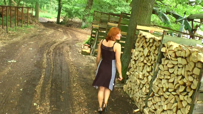 Mature Climax - 100% Mature Videos: Madura en tacones altos follada al aire libre