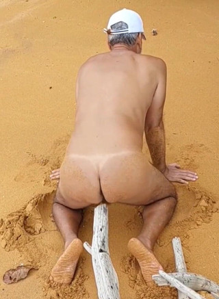 Ladysilvas: Ladysilva telanjang di pantai terangsang dengan kontol di pantatnya