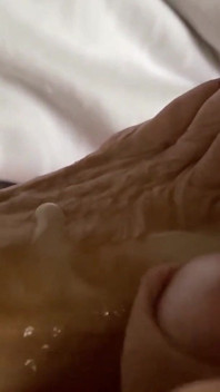 Une fan demande un talon haut montrant des pieds matures sexy se termine par un footjob fantastique