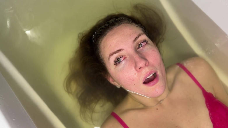 Hottie goddess: Mencelupkan si cantik putri duyung perjuangan diam-diam