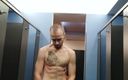 Xisco Freeman: Éjaculation sous la douche dans une salle de sport