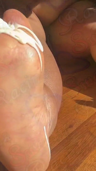 Urutan Kaki Emas: Ebony SSBBW Mengurut Kaki Dengan Losyen