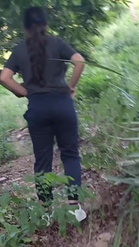 Una linda chica latina delgada camina al aire libre y muestra sus grandes tetas y culo