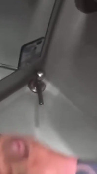Masturbacja w toalecie autobusowej