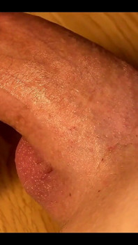 Une jeune et belle bite jouit