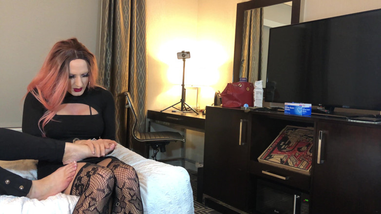 Sissy Bailey Wilde: Homem feminizado por colega de quarto como disciplina