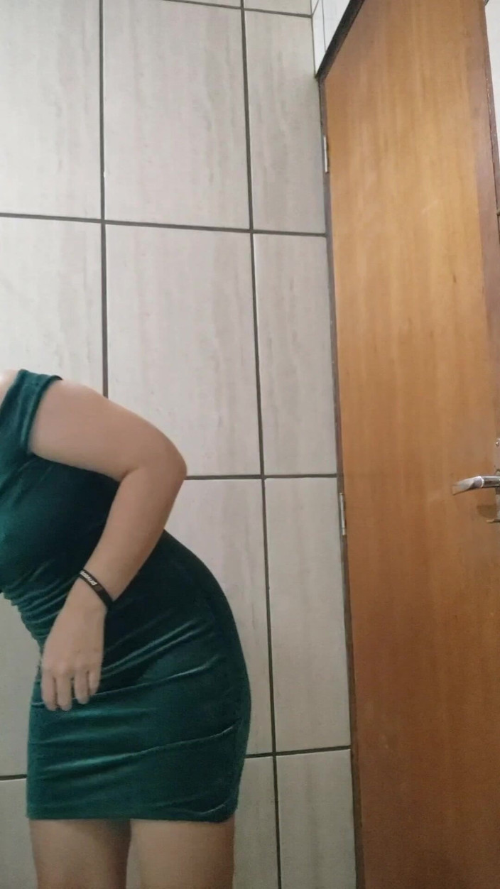 Debora Mendes: Ubieraj się ze mną - zielona sukienka i prowokacyjny wygląd