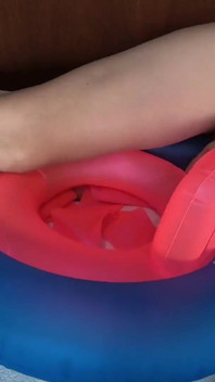 Играю с надувным кольцом для купания