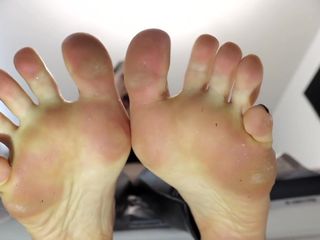 Goddess Misha Goldy: Non ti lascerò mai baciare i miei piedi!