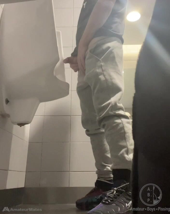 AmateurBoysPissing: 2 chłopców w trampkach Zabawy w pisuarach publicznych toalet