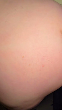 Une belle-mère au gros cul se fait prendre en levrette, une énorme éjac explose de partout !