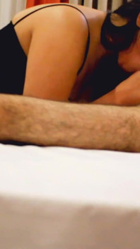 Io e la mia ragazza abbiamo la mia camera d'albergo nel succhiare il mio grosso cazzo