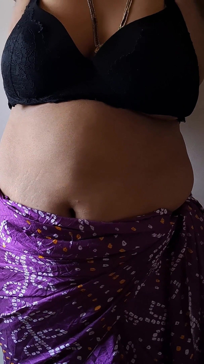 Hot Pavitra: Nhìn Vào Saree Của Tôi Trông Thích Nó