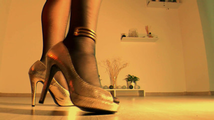 LegsOnHeels: からかいを始める前にナイロンを着る