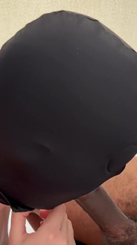 Menghisap batang kemudian berkongkek di bawah meja semasa dia bermain sebelum kote hitam besar mengucapkan terima kasih kepada saya dengan creampie besar