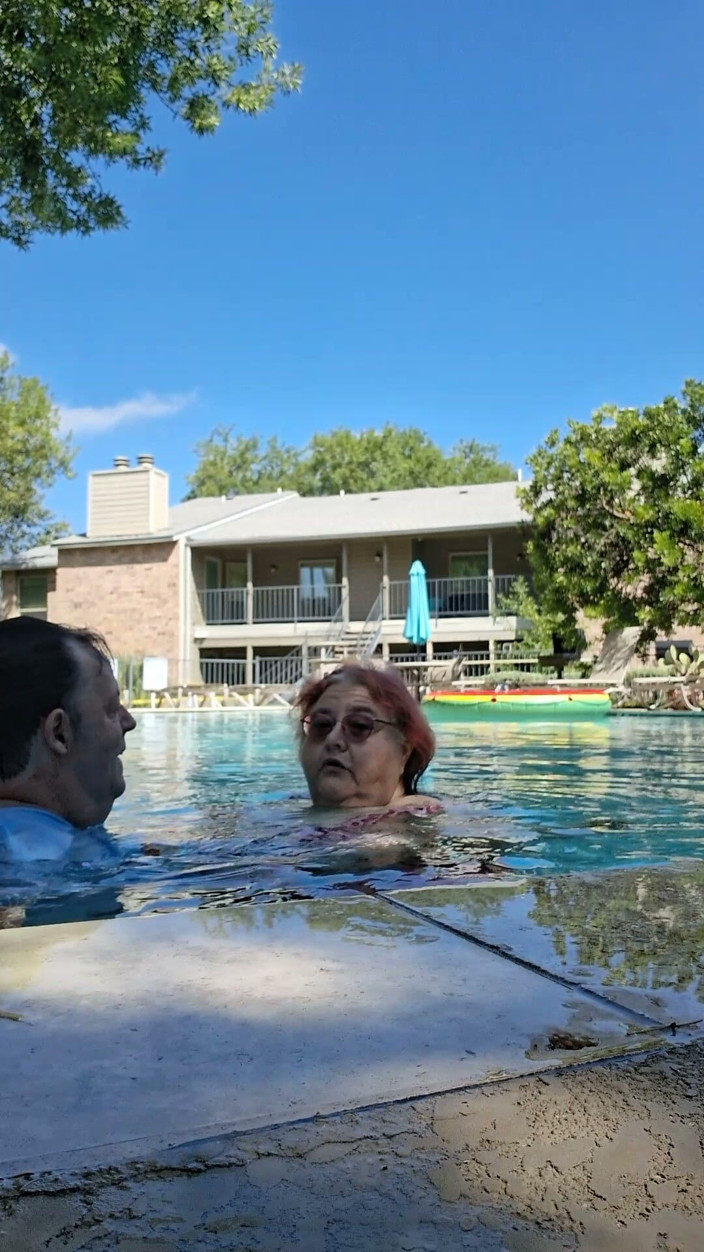 BBW nurse Vicki adventures with friends: Pasangan montel suka bercium di kolam!