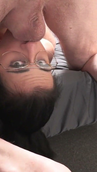 Trans excité baisé dans le cul par deux bites !
