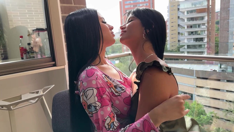 Ambar Prada: Nadržené lesby plné rozkoše, jídlo pro kundičku, jantarová Prada &amp; Yenifer...