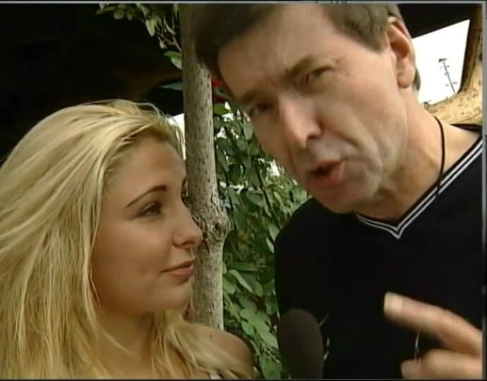 Videorama: 金髪のモノは服を脱ぐべきだと理解していません...