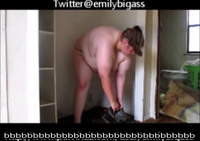 Fat Goddes: Lucrând goală la locul de muncă am fost prins de șeful...