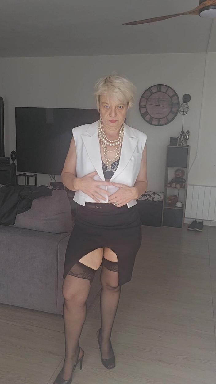 Sofy13: İşe Giderken Giyeceğim Kıyafet Hakkında Ne Düşünüyorsun? Bir Gün Önce Dayanırdın....
