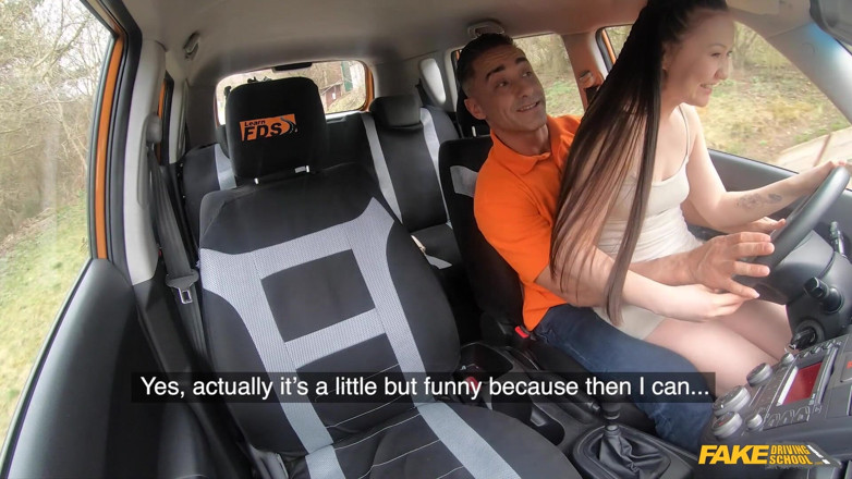 Fake Driving School: Școală de șoferi falsă - asiatică învață cum să conducă stick și are parte...