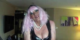 Mature Tina TV: Zabawa i igraszki w hotelu, noszenie różnych peruek i bycie żużlem!