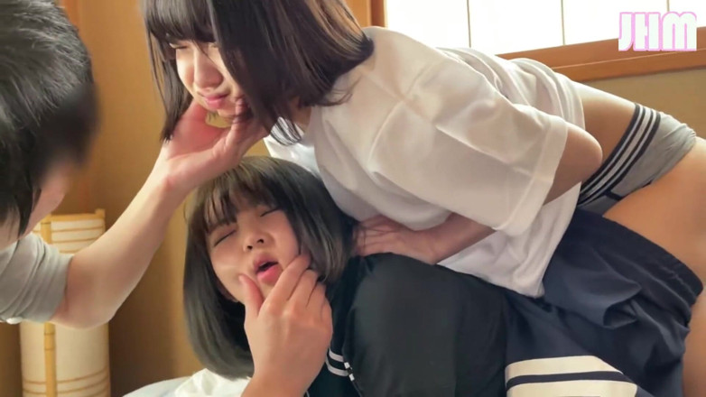 J Hentai Matings: 两个女孩在害羞的混乱中缠身，身体在顽皮的热量中碰撞。-一个