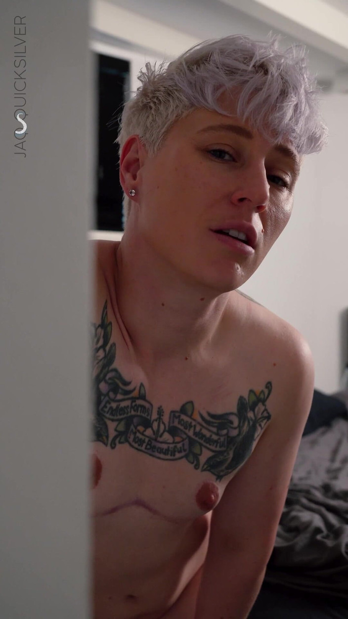 Jaq Quicksilver: अपनी प्रेमिका की टॉमबॉय बेस्टी के साथ धोखा - jaq Quicksilver आपको देखते हुए पकड़ती है और आपको बहकाती है
