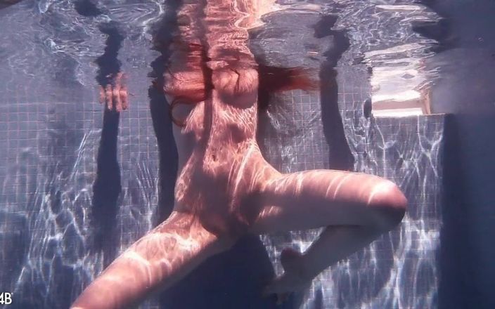 Watch for beauty: 물 아래에서 사랑스러운 모델의 몸을 만지는 것은 매우 흥미 롭습니다.
