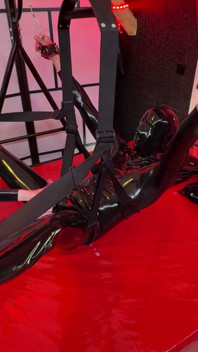 Stăpâna supune sclavii din latex la un test de muls