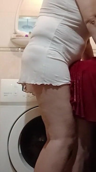 În timp ce soțul meu este la serviciu, îmi fut vecina cu un vibrator legat
