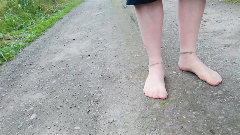 Carmen_Nylonjunge: नायलॉन पैर प्रकृति में टहलते हैं