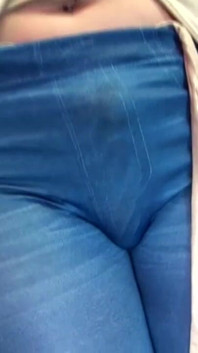 Un gros cul marié squirte dans un jean