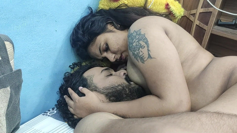 Vaigavarun45: Indiskt parsex med bröst suger fru och man njuter av...