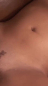 İri göğüslü lezbiyen orta yaşlı seksi kadınlar takma yarakla birbirlerini sikiyor